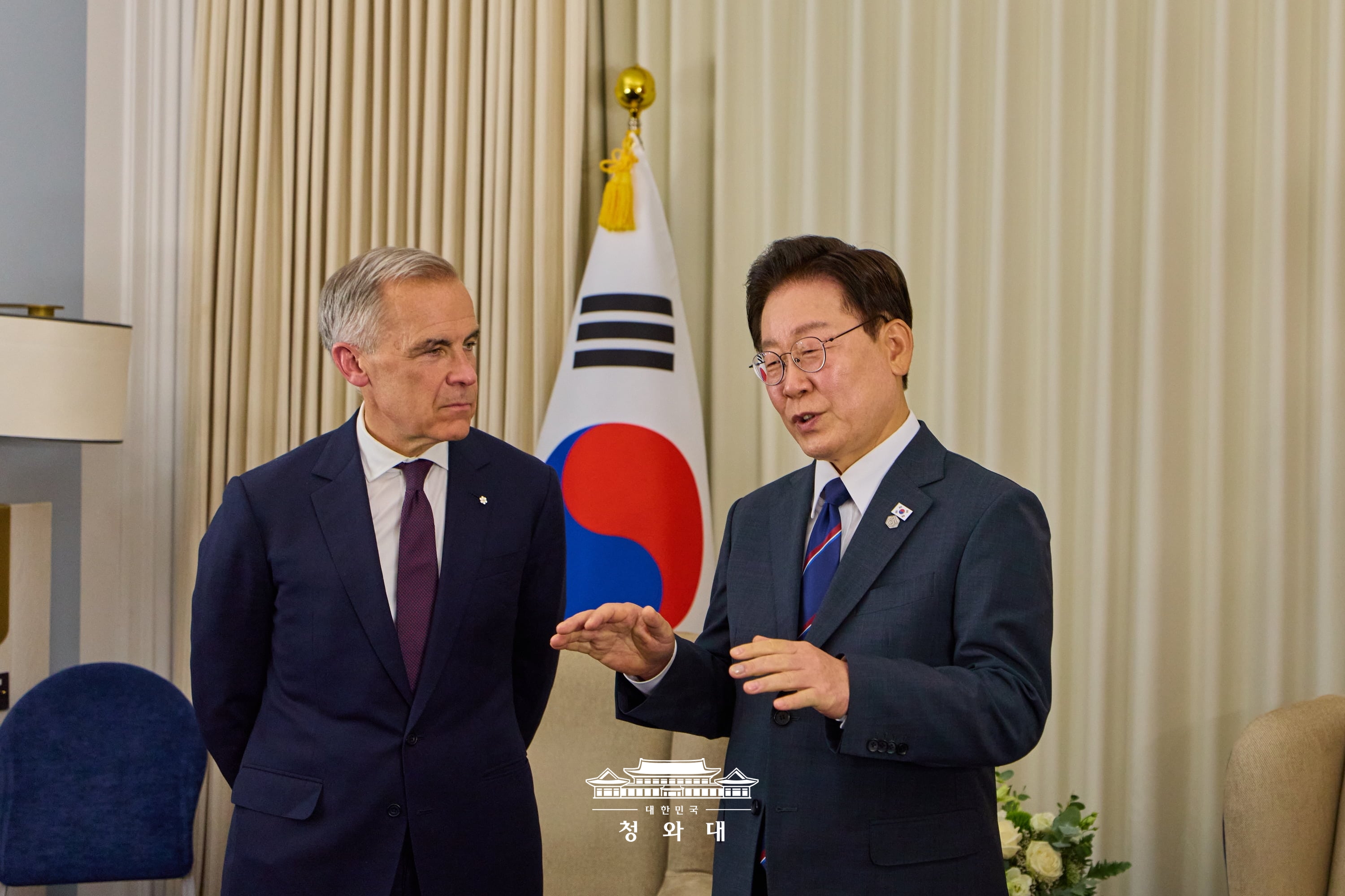 Tổng thống Lee Jae Myung (phải) v&agrave; Thủ tướng Canada Mark Carney tham dự cuộc hội đ&agrave;m song phương b&ecirc;n lề Hội nghị Thượng đỉnh G7 tại &Eacute;vian-les-Bains, Ph&aacute;p, ng&agrave;y 16/6 (giờ địa phương). (Ảnh: Nh&agrave; Xanh)