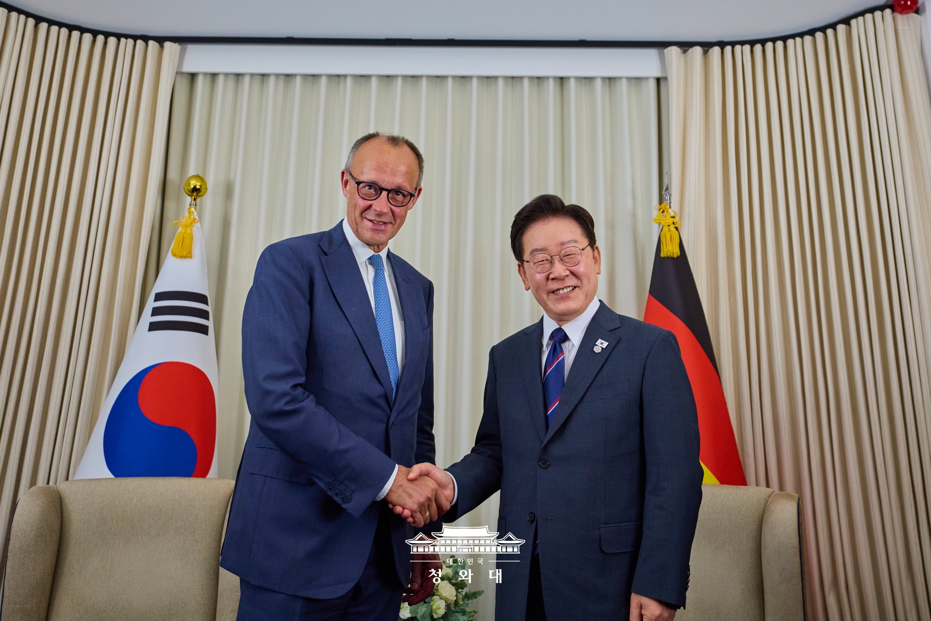 Tổng thống Lee Jae Myung&nbsp;bắt tay Thủ tướng Đức Friedrich Merz sau cuộc hội đ&agrave;m song phương tại &Eacute;vian-les-Bains, Ph&aacute;p, nơi diễn ra Hội nghị Thượng đỉnh G7, ng&agrave;y 16/6 (giờ địa phương). (Ảnh: Nh&agrave; Xanh)