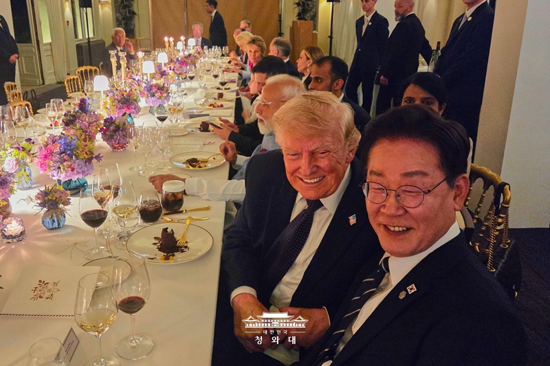 Tổng thống Lee Jae Myung (phải) chụp ảnh lưu niệm c&ugrave;ng Tổng thống Mỹ Donald Trump tại tiệc chi&ecirc;u đ&atilde;i ch&iacute;nh thức b&ecirc;n lề Hội nghị Thượng đỉnh G7 ở &Eacute;vian-les-Bains, Ph&aacute;p, ng&agrave;y 16/6 (giờ địa phương). (Ảnh: Nh&agrave; Xanh)