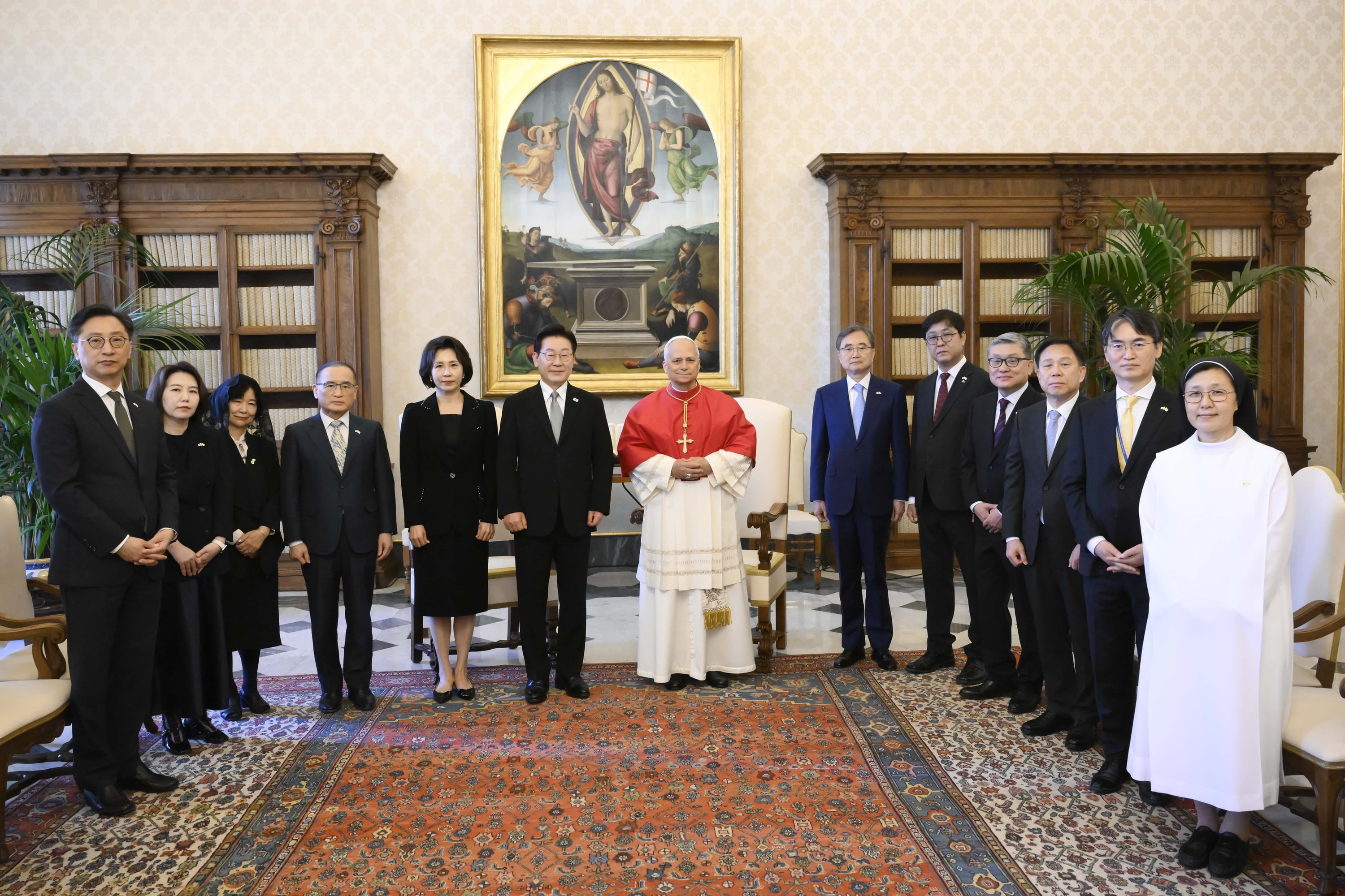 Ng&agrave;y 15/6 (giờ địa phương), trước cuộc gặp ri&ecirc;ng tại Dinh T&ocirc;ng T&ograve;a ở Vatican, Tổng thống Lee Jae Myung (thứ s&aacute;u từ tr&aacute;i sang) v&agrave; Đức Gi&aacute;o ho&agrave;ng Leo XIV chụp ảnh lưu niệm c&ugrave;ng c&aacute;c th&agrave;nh vi&ecirc;n tham dự. (Ảnh: Vatican Media)