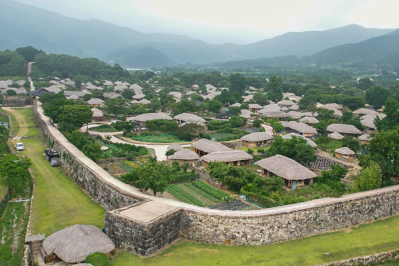 Toàn cảnh thành cổ Nakaneupseong ở Suncheon (Jeollanam-do), nơi vẫn lưu giữ gần như nguyên vẹn hình dáng của một thị trấn Triều đại Joseon bên trong bức tường thành bằng đá có chu vi khoảng 1.410 m. (Ảnh: Park Daejin / Korea.net