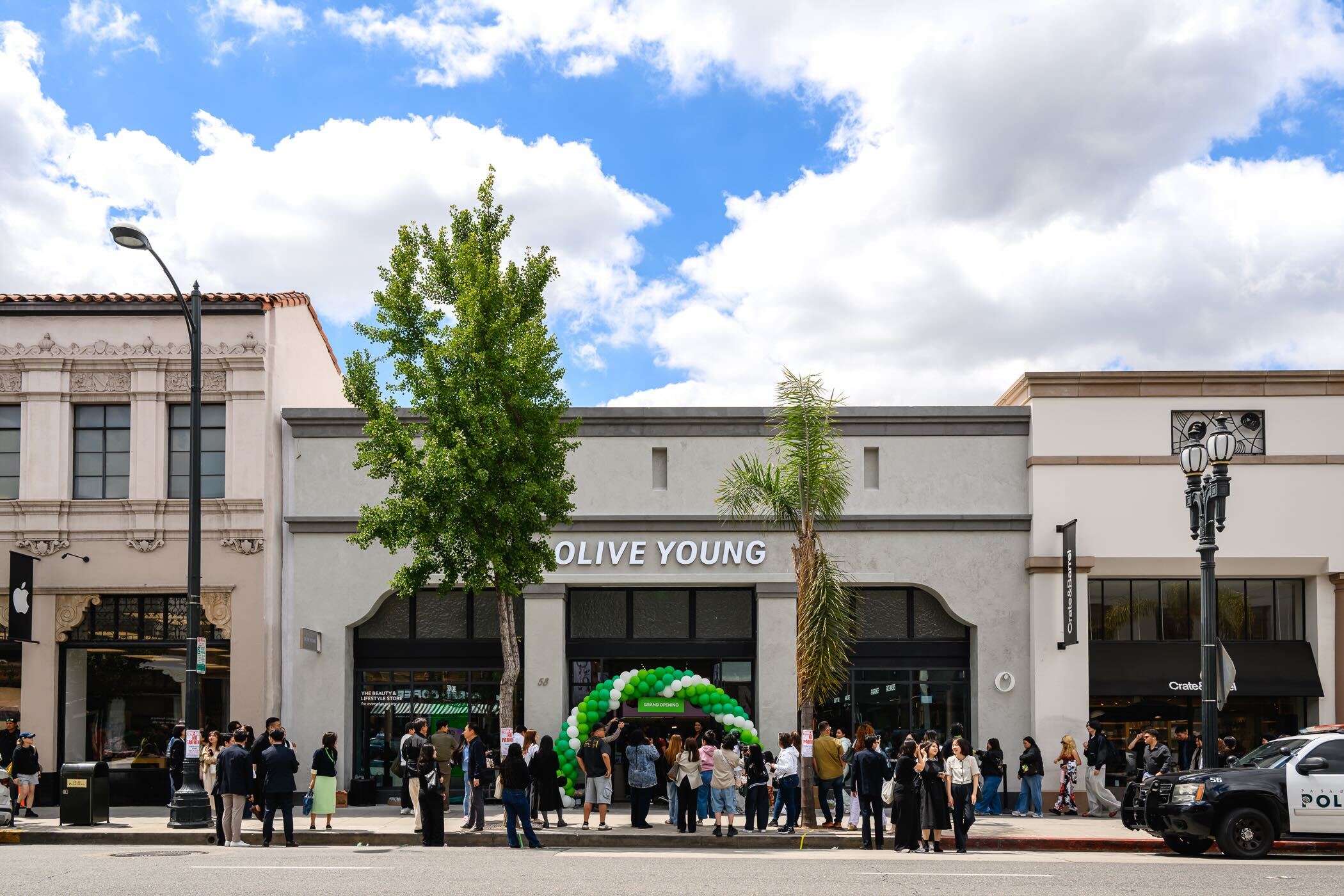 Người tiêu dùng địa phương xếp hàng chờ vào cửa hàng Olive Young tại Pasadena, Mỹ, trong ngày khai trương 29/5. (Ảnh: CJ Olive Young)