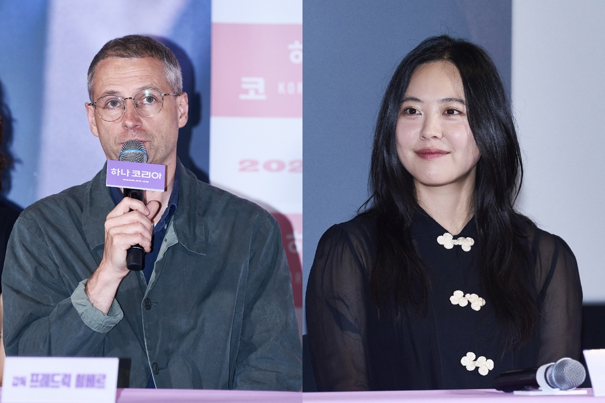 Đạo diễn người Đan Mạch Frederik Sølberg (trái), người cầm trịch bộ phim Hana Korea, và biên kịch Sharon Choi, đồng tác giả kịch bản, trả lời câu hỏi của các phóng viên tại buổi công chiếu dành cho báo chí và họp báo của bộ phim diễn ra ngày 26/6 tại CGV Yongsan I'Park Mall, quận Yongsan, Seoul. (Ảnh: Triple Pictures) 
