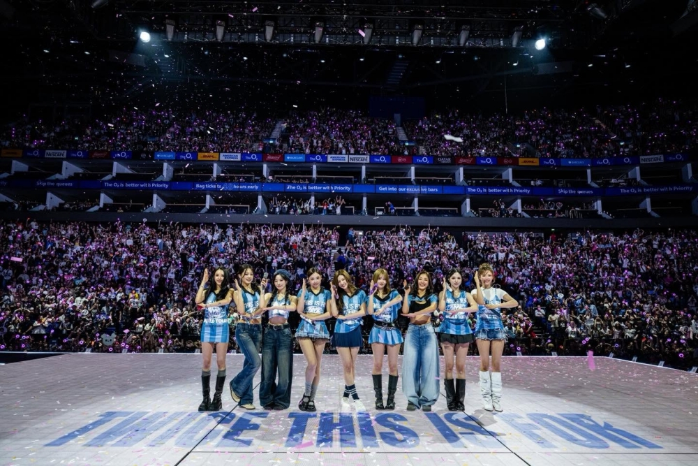 Nhóm nhạc nữ TWICE biểu diễn trong chuyến lưu diễn thế giới lần thứ sáu mang tên THIS IS FOR, diễn ra tại nhà thi đấu O2 Arena ở London (Anh) trong hai ngày 3–4 tháng trước (giờ địa phương). (Ảnh: Facebook chính thức của TWICE)