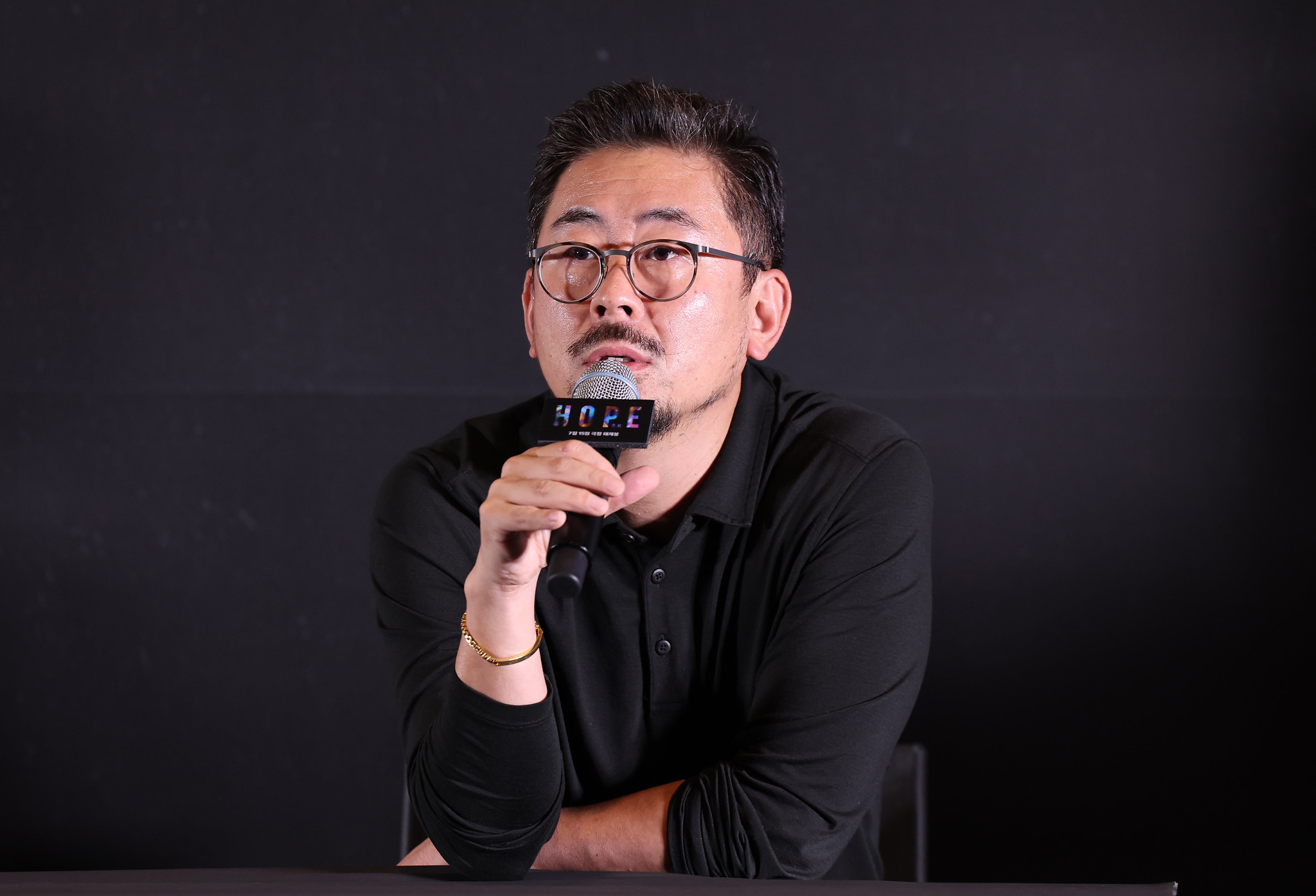 Đạo diễn Na Hong-jin trả lời câu hỏi của các phóng viên tại buổi công chiếu dành cho báo giới và họp báo ra mắt bộ phim Hope, diễn ra ngày 6/7 tại rạp Megabox COEX, quận Gangnam, Seoul. (Ảnh: Park Daejin / Korea.net)