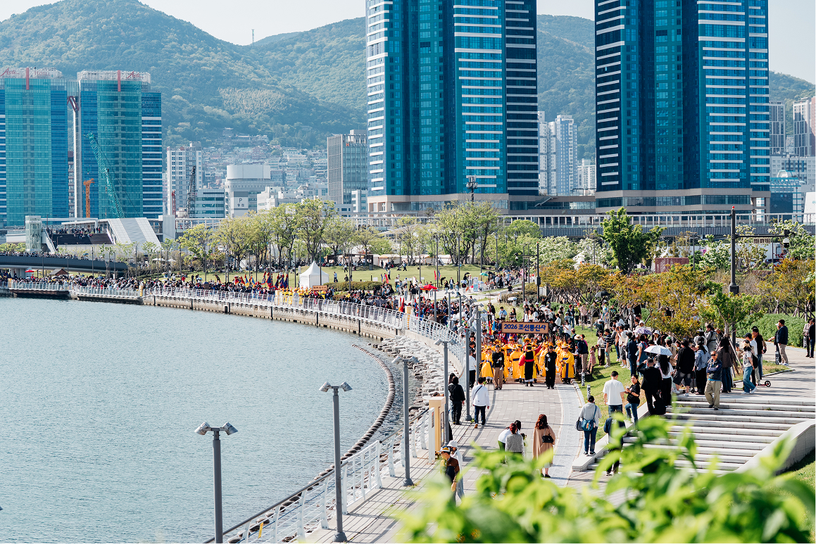 Sự kiện t&aacute;i hiện đo&agrave;n sứ thần Joseon Tongsinsa sẽ diễn ra v&agrave;o ng&agrave;y 26/7 tại quảng trường ngo&agrave;i trời BEXCO, quận Haeundae, th&agrave;nh phố Busan. Trong ảnh l&agrave; cảnh t&aacute;i hiện đo&agrave;n sứ thần tại Lễ hội Joseon Tongsinsa diễn ra v&agrave;o th&aacute;ng 4 vừa qua. (Ảnh:&nbsp;Cục&nbsp;Di sản Quốc gia H&agrave;n Quốc).