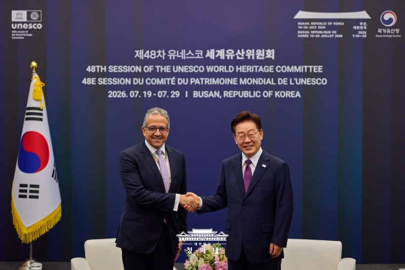 Tổng thống Lee Jae Myung bắt tay Tổng Gi&aacute;m đốc UNESCO Khaled El-Enany trong cuộc tiếp kiến trước lễ khai mạc Kỳ họp lần thứ 48 của Ủy ban Di sản Thế giới UNESCO tại Busan ng&agrave;y 19/7. (Ảnh: Nh&agrave; Xanh)