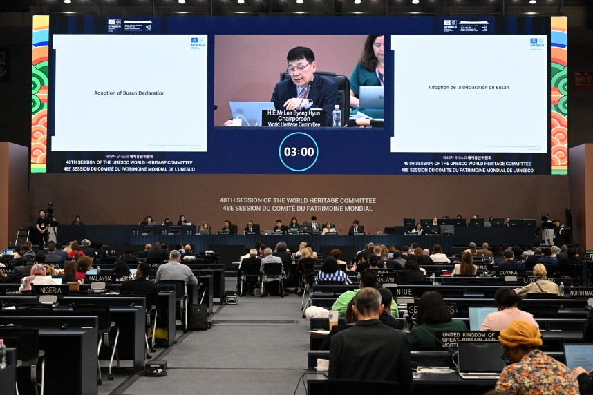 Ông Lee Byung-hyun, Chủ tịch Kỳ họp lần thứ 48 của Ủy ban Di sản Thế giới UNESCO, thông qua 