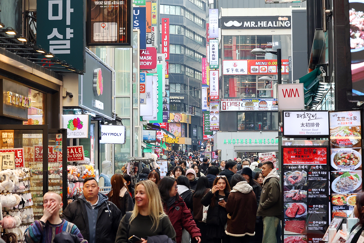 Du khách quốc tế tìm đến khu phố Myeongdong ở Seoul. Theo phân tích của Quỹ AI Seoul, Myeongdong là điểm đến được du khách quốc tế ghé thăm nhiều nhất tại Seoul. (Ảnh: Korea.net DB)