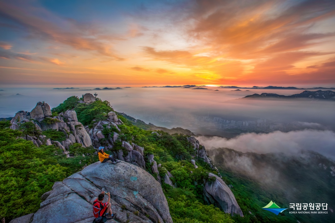 Khung cảnh nhìn từ đỉnh núi Bukhansan. Hoạt động leo núi tại Hàn Quốc đang trở thành một trải nghiệm du lịch Seoul mới được du khách quốc tế yêu thích. (Ảnh: Cơ quan Công viên Quốc gia Hàn Quốc)