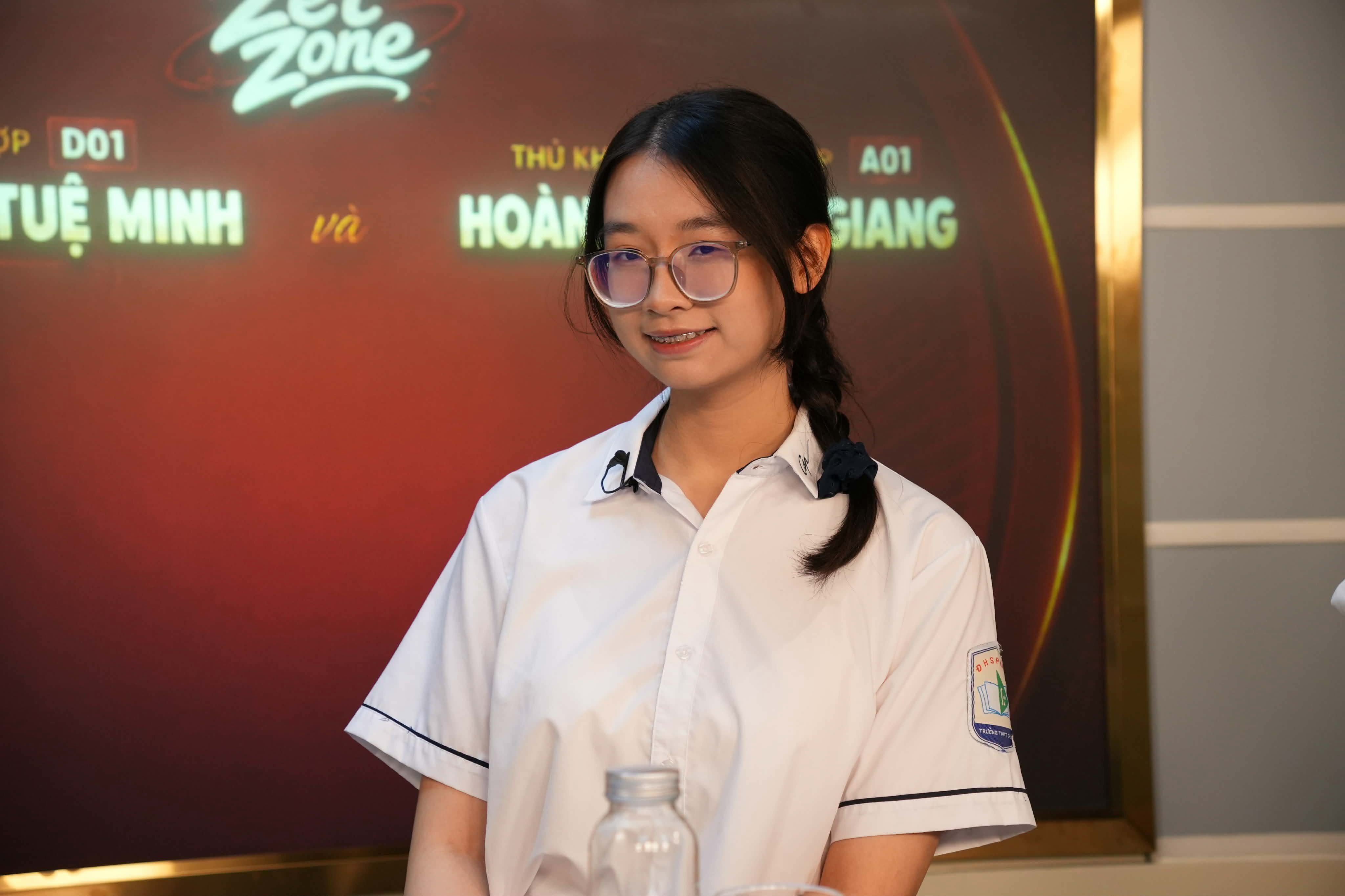Nữ sinh Ho&agrave;ng Hương Giang, thủ khoa kỳ thi tốt nghiệp THPT to&agrave;n quốc Việt Nam năm nay, đ&atilde; quyết định theo học tại Viện Khoa học v&agrave; C&ocirc;ng nghệ Ti&ecirc;n tiến H&agrave;n Quốc (KAIST). (Ảnh: Ho&agrave;ng Hương Giang)