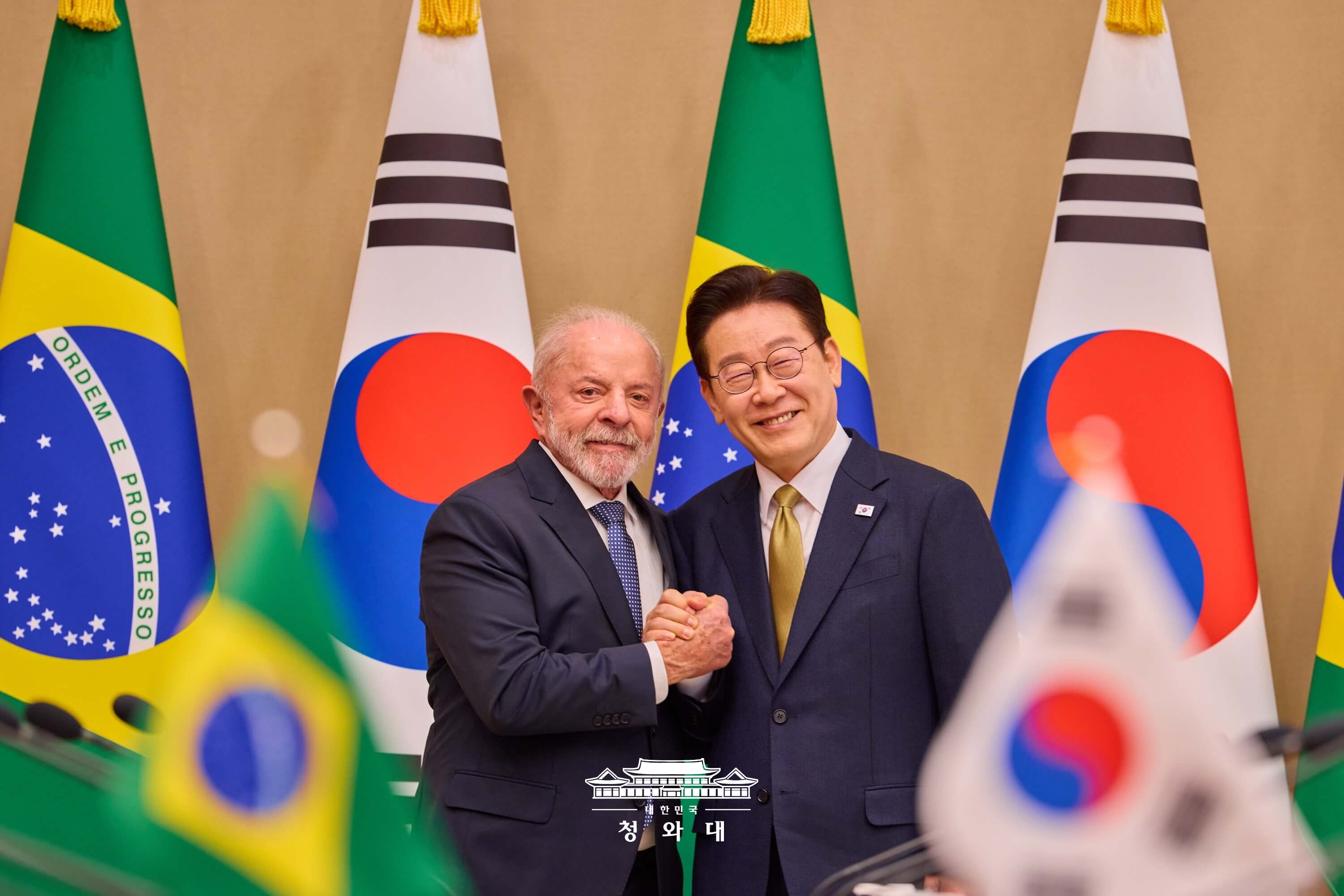  Tổng thống Lee Jae Myung (b&ecirc;n phải) bắt tay Tổng thống Brazil Luiz In&aacute;cio Lula da Silva tại Hội đ&agrave;m Thượng đỉnh H&agrave;n Quốc &ndash; Brazil diễn ra ở Nh&agrave; Xanh&nbsp;v&agrave;o ng&agrave;y 23/2. (Ảnh: Nh&agrave; Xanh)