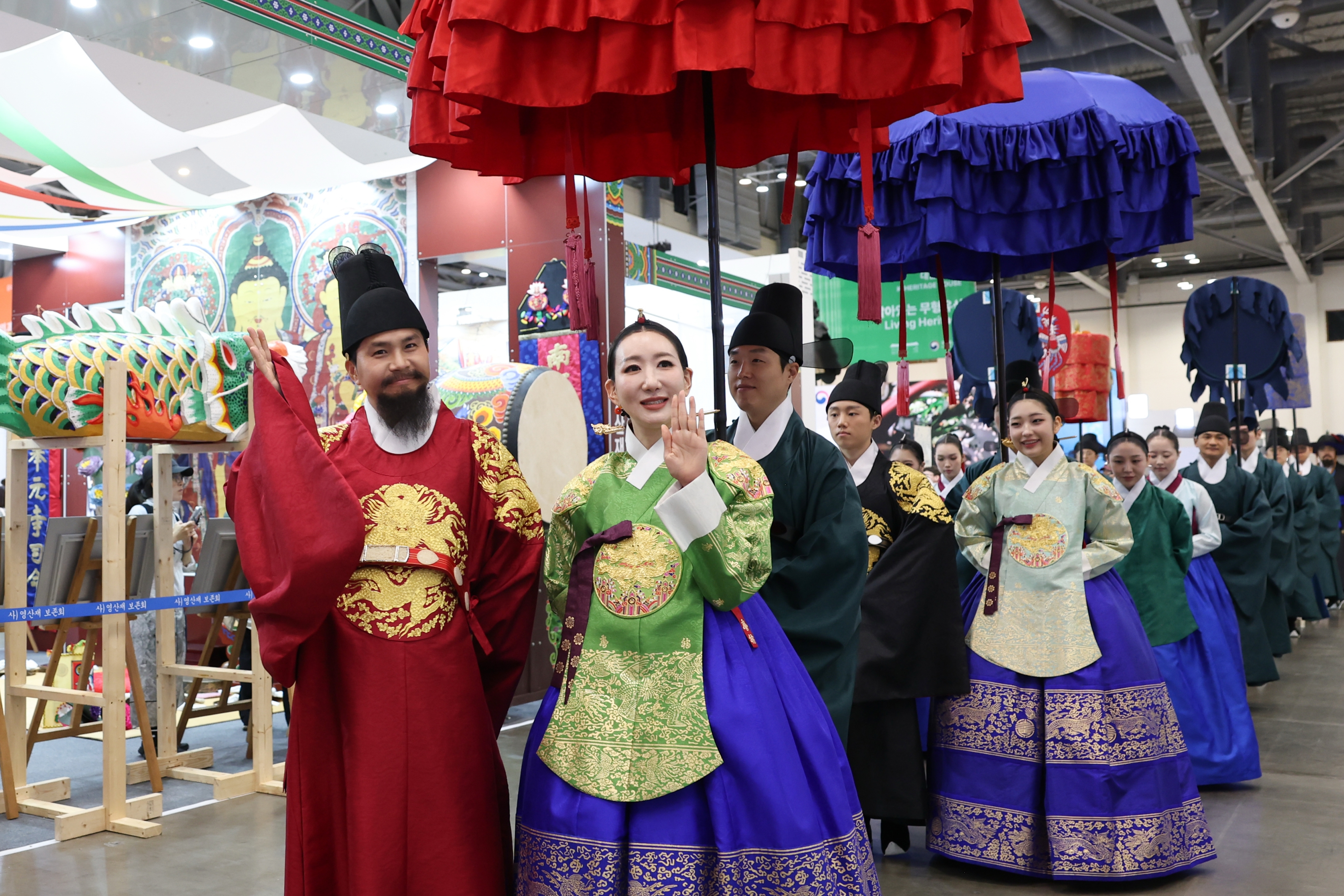 Ng&agrave;y 23/7, chương tr&igrave;nh &ldquo;Ho&agrave;ng gia đi dạo&rdquo;, t&aacute;i hiện đo&agrave;n diễu h&agrave;nh&nbsp;ho&agrave;ng gia thời Joseon, được tr&igrave;nh diễn tại Gian trưng b&agrave;y&nbsp;H&agrave;n Quốc ở BEXCO, th&agrave;nh phố Busan. (Ảnh: Park Daejin / Korea.net)