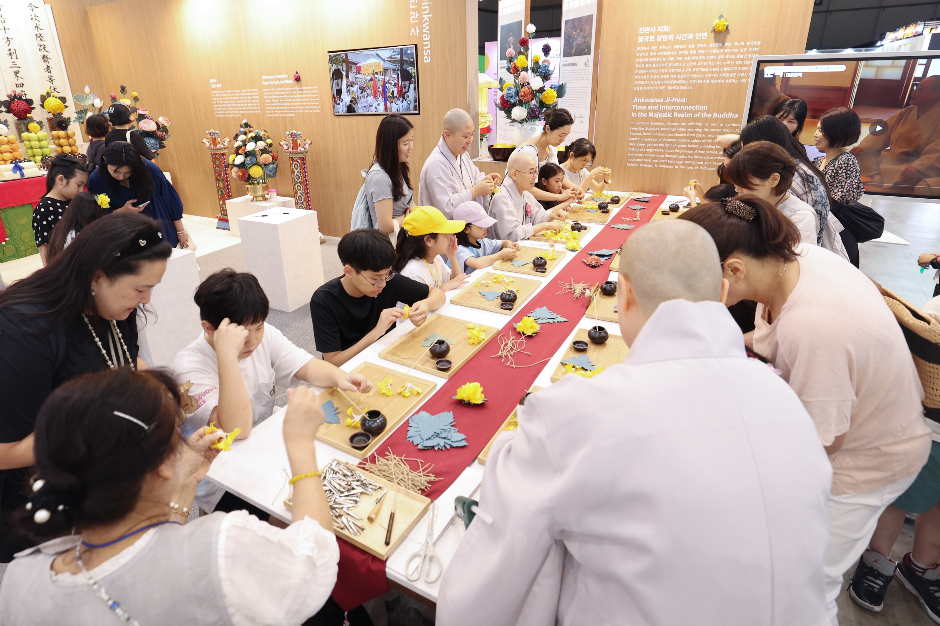 Ng&agrave;y 23/7, kh&aacute;ch tham quan l&agrave;m jihwa, loại hoa giấy truyền thống của H&agrave;n Quốc, tại kh&ocirc;ng&nbsp;gian trưng b&agrave;y của ch&ugrave;a Jingwansa trong Gian&nbsp;trưng b&agrave;y&nbsp;H&agrave;n Quốc ở BEXCO, Busan. (Ảnh: Park Daejin / Korea.net) 