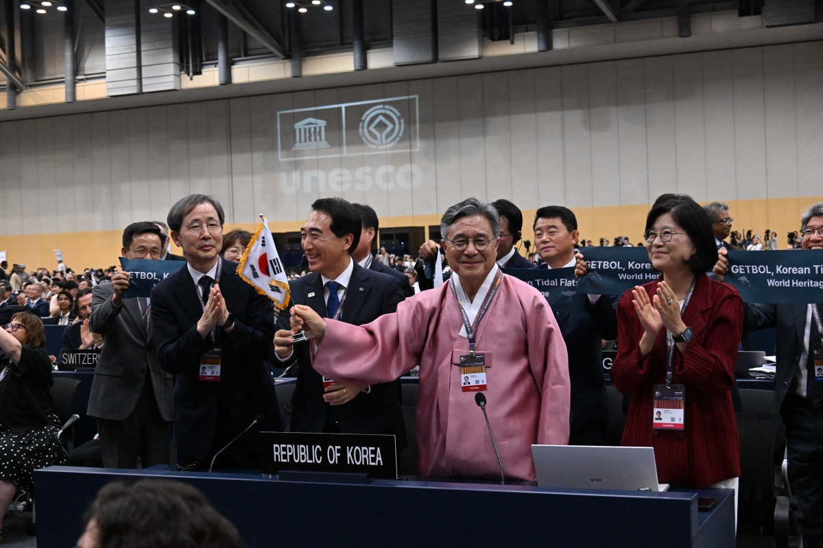 ▲ 허민 국가유산청장(오른쪽에서 두 번째)과 김지희 주유네스코 대한민국 대표부 대사(맨 오른쪽) 등 대한민국 정부 대표단이 25일 부산 해운대구 벡스코에서 '한국의 갯벌' 2단계 확대 등재 소식에 기뻐하고 있다. 국가유산청