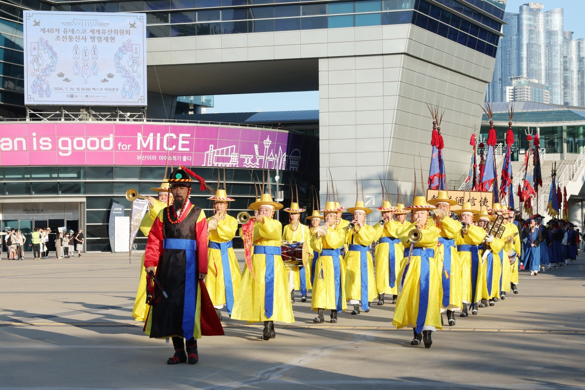 M&agrave;n t&aacute;i hiện đo&agrave;n sứ thần Joseon Tongsinsa diễn ra v&agrave;o ng&agrave;y 26/7 tại quảng trường ngo&agrave;i trời của BEXCO, quận Haeundae, th&agrave;nh phố Busan. Đ&acirc;y l&agrave; cuộc diễu h&agrave;nh đường phố t&aacute;i hiện h&agrave;nh tr&igrave;nh của Joseon Tongsinsa, biểu tượng của giao lưu văn h&oacute;a v&agrave; ngoại giao h&ograve;a b&igrave;nh giữa H&agrave;n Quốc v&agrave; Nhật Bản dưới thời Joseon, theo phong c&aacute;ch hiện đại. Sự kiện được tổ chức nhằm giới thiệu gi&aacute; trị của c&aacute;c tư liệu về Joseon Tongsinsa, l&agrave; Di sản Tư liệu Thế giới của UNESCO, đồng thời quảng b&aacute; bản sắc lịch sử v&agrave; văn h&oacute;a của th&agrave;nh phố chủ nh&agrave; Busan tới du kh&aacute;ch  