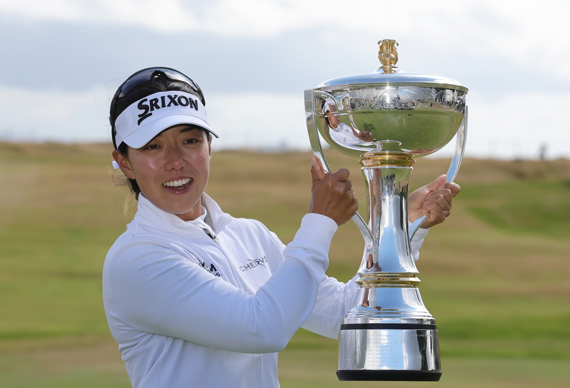 Shin Ji-eun tạo d&aacute;ng c&ugrave;ng chiếc c&uacute;p v&ocirc; địch sau khi đăng quang tại giải ISPS Handa Women's Scottish Open thuộc LPGA Tour, diễn ra ở s&acirc;n Dundonald Links, North Ayrshire, Scotland (Anh), ng&agrave;y 26/7 (giờ địa phương). (Ảnh:&nbsp;Yonhap News)