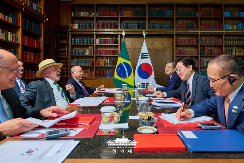 Tổng thống H&agrave;n Quốc Lee Jae Myung v&agrave; Tổng thống Brazil Luiz In&aacute;cio Lula da Silva tham dự hội nghị thượng đỉnh mở rộng tại Phủ Tổng thống ở Brasilia ng&agrave;y 27/7 (giờ địa phương). (Ảnh: Nh&agrave; Xanh)