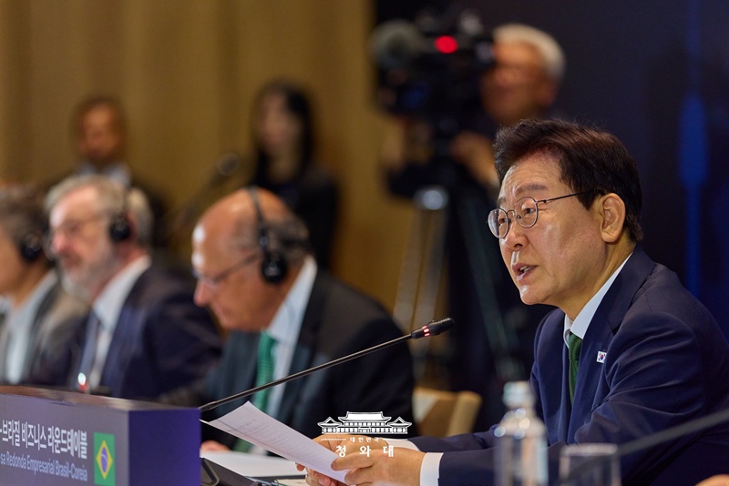 Tổng thống Lee Jae Myung ph&aacute;t biểu tại Diễn đ&agrave;n Doanh nghiệp H&agrave;n Quốc &ndash; Brazil, diễn ra tại một kh&aacute;ch sạn ở th&agrave;nh phố S&atilde;o Paulo (Brazil) ng&agrave;y 28/7 (giờ địa phương). (Ảnh: Nh&agrave; Xanh) 