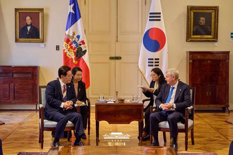Tổng thống Lee Jae Myung v&agrave; Tổng thống Chile Jos&eacute; Antonio Kast hội đ&agrave;m&nbsp;tại Phủ Tổng thống ở Santiago v&agrave;o ng&agrave;y 30/7 (giờ địa phương). (Ảnh: Nh&agrave; Xanh)