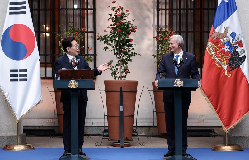 Tổng thống Lee Jae Myung ph&aacute;t biểu tại cuộc họp b&aacute;o chung với Tổng thống Chile Jos&eacute; Antonio Kast ở Phủ Tổng thống tại Santiago ng&agrave;y 30/7 (giờ địa phương). (Ảnh:&nbsp;Yonhap News)