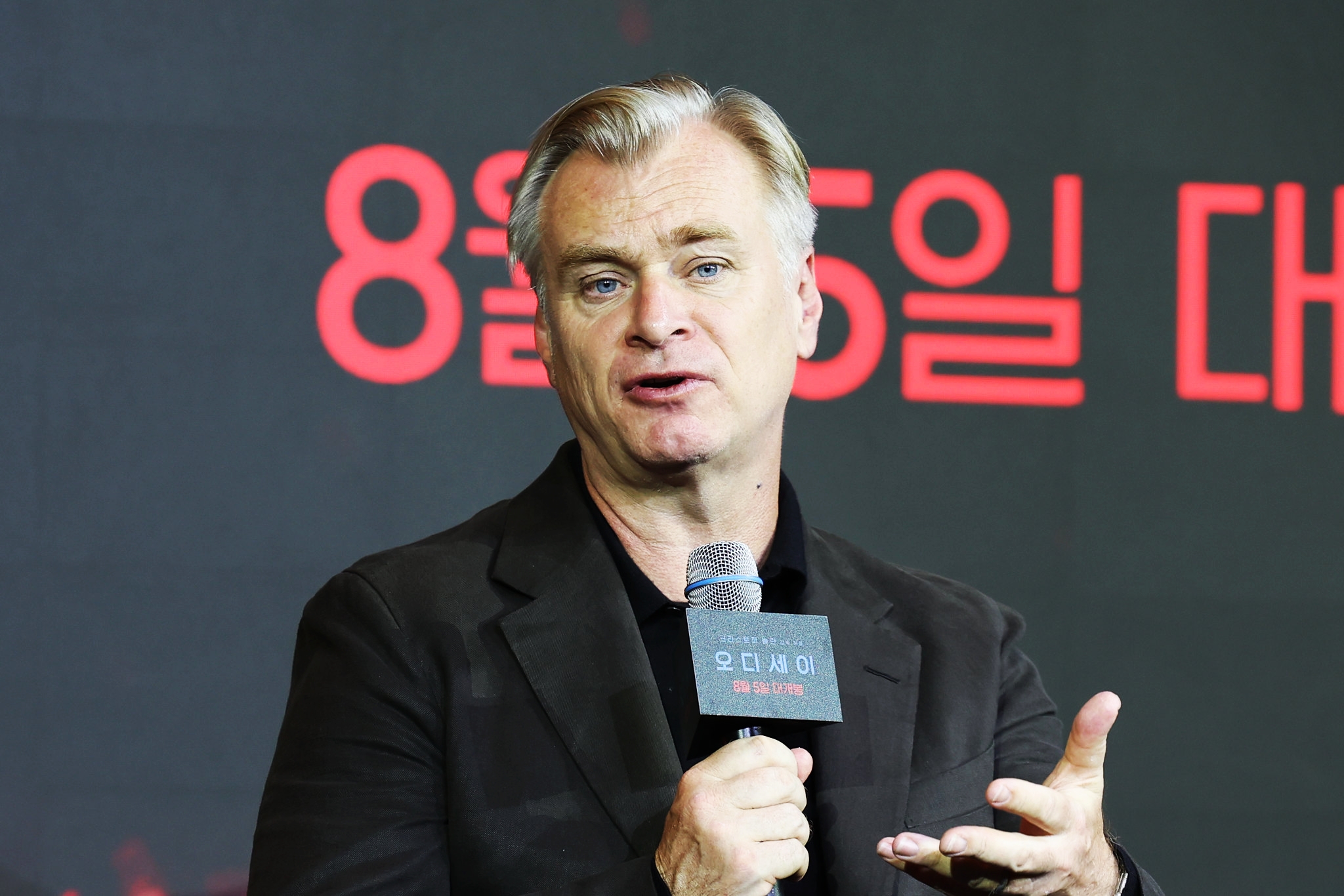 Đạo diễn Christopher Nolan trả lời c&acirc;u hỏi của ph&oacute;ng vi&ecirc;n&nbsp;H&agrave;n Quốc tại buổi họp b&aacute;o giới thiệu bộ phim The Odyssey, diễn ra ng&agrave;y 3/8 tại kh&aacute;ch sạn Four Seasons ở quận Jongno, Seoul, trong chuyến thăm H&agrave;n Quốc đầu ti&ecirc;n của &ocirc;ng. (Ảnh: Park Dae-jin / Korea.net)