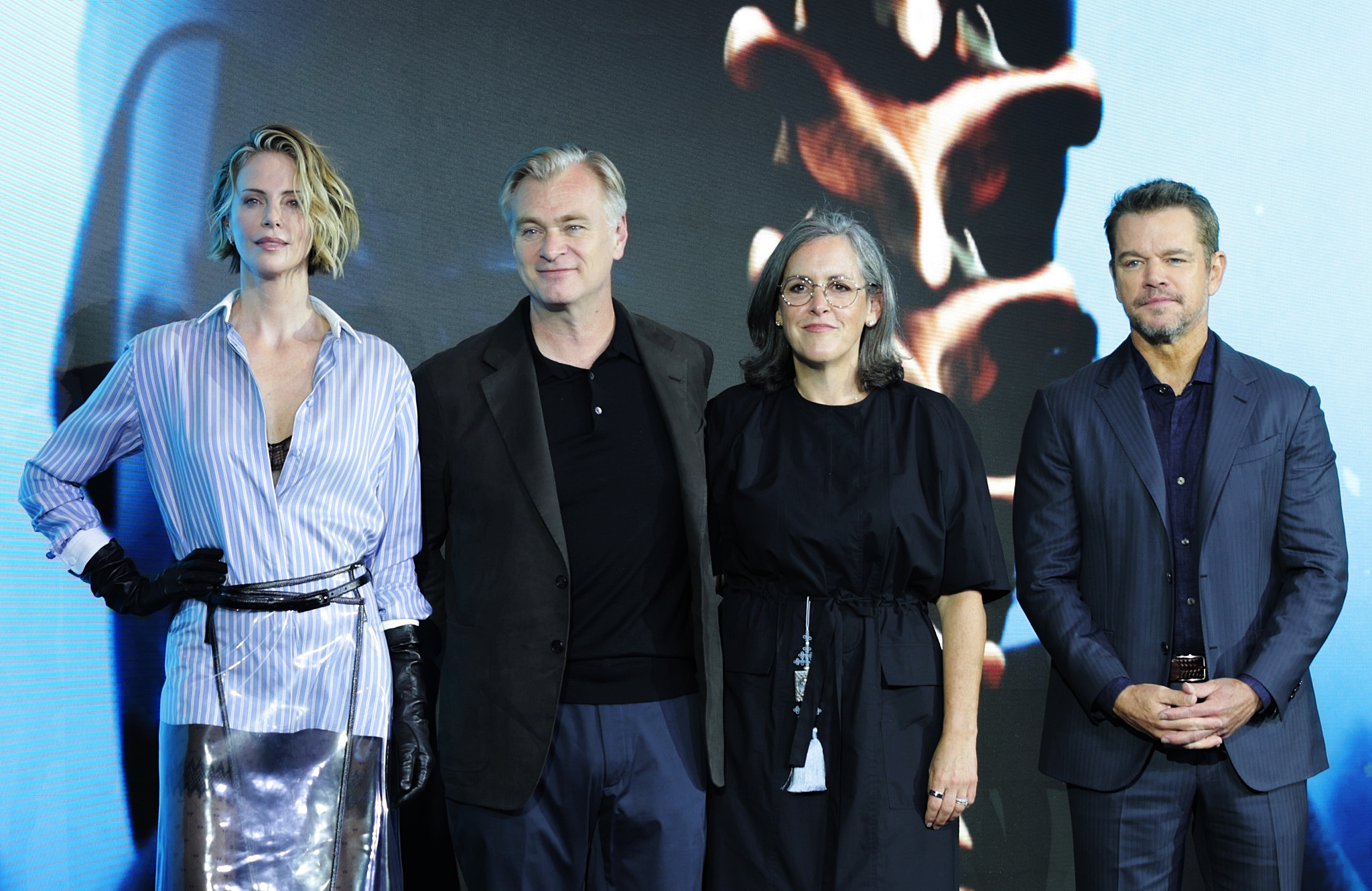 (Từ tr&aacute;i sang) Nữ diễn vi&ecirc;n Charlize Theron, đạo diễn Christopher Nolan, nh&agrave; sản xuất Emma Thomas v&agrave; nam diễn vi&ecirc;n Matt Damon tạo d&aacute;ng trước ống k&iacute;nh b&aacute;o ch&iacute; H&agrave;n Quốc tại buổi họp b&aacute;o ra mắt bộ phim The Odyssey ở kh&aacute;ch sạn Four Seasons, quận Jongno, Seoul ng&agrave;y 3/8. (Ảnh: Park Dae-jin / Korea.net)