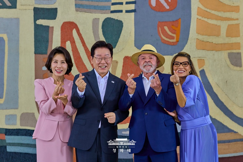 Ngày 27/7 (giờ địa phương), Tổng thống Lee Jae Myung và Phu nhân Kim Hye Kyung cùng Tổng thống Brazil Luiz Inácio Lula da Silva và phu nhân tạo biểu tượng trái tim bằng ngón tay trước ống kính tại tiệc chiêu đãi chào mừng diễn ra ở Cung điện Itamaraty, thủ đô Brasília. Cùng ngày, Tổng thống Lee hội đàm với Tổng thống Lula và nhất trí mở rộng hợp tác trong lĩnh vực chuỗi cung ứng, quốc phòng, hàng không vũ trụ và công nghệ cao. Hai nhà lãnh đạo gặp lại nhau sau 5 tháng kể từ tháng 2, đã ký kết 7 bản ghi nhớ hợp tác (MOU) và thông qua tuyên bố chung. Hai nước cũng tuyên bố năm 2026 là năm khởi đầu cho giai đoạn phát triển mới của Quan hệ Đối tác Chiến lược Hàn Quốc – Brazil, đồng thời cụ thể hóa hợp tác cùng có lợi.