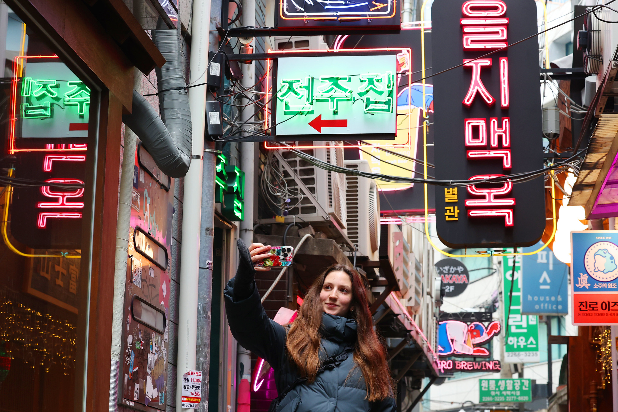 Ng&agrave;y 2/8,&nbsp;Ch&iacute;nh quyền Th&agrave;nh phố Seoul c&ocirc;ng bốn&nbsp;Seoul đ&atilde; được tạp ch&iacute; du lịch Mỹ Trazee Travel vinh danh l&agrave; &ldquo;Th&agrave;nh phố được giới trẻ to&agrave;n cầu (thế hệ MZ) y&ecirc;u th&iacute;ch nhất&rdquo; (Favorite Worldwide City) tại Giải thưởng The Trazees 2026. Trong ảnh l&agrave; một du kh&aacute;ch nước ngo&agrave;i đang chụp h&igrave;nh tại&nbsp;một con hẻm ở khu Euljiro, quận Jung-gu, Seoul v&agrave;o cuối năm ngo&aacute;i. (Ảnh:&nbsp;Korea.net DB)