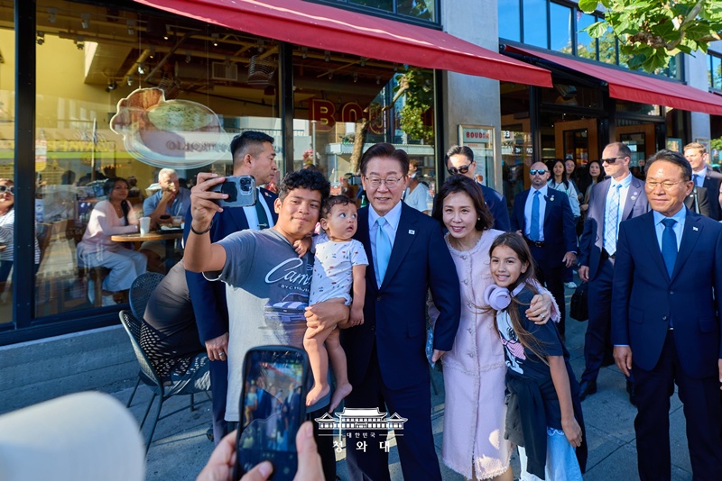 Ngày 25/7 (giờ địa phương), Tổng thống Lee Jae Myung và Phu nhân Kim Hye Kyung chụp ảnh cùng người dân địa phương tại điểm tham quan nổi tiếng Pier 39 ở San Francisco (Mỹ). Bên cạnh những kết quả nổi bật về đầu tư quy mô lớn và hợp tác công nghệ đạt được tại Hội nghị Thượng đỉnh AI, chuyến thăm San Francisco còn để lại dấu ấn với hình ảnh Tổng thống gần gũi, thoải mái giao lưu cùng người dân địa phương.