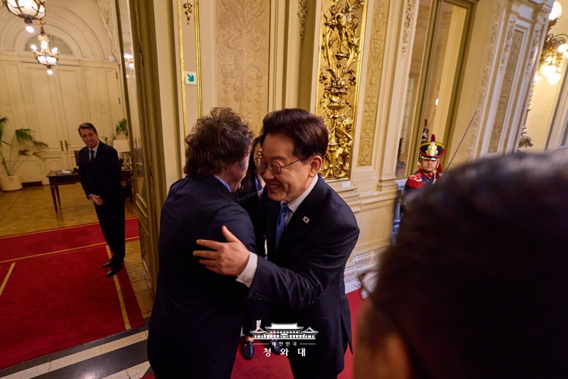 Ngày 31/7 (giờ địa phương), Tổng thống Lee Jae Myung và Tổng thống Argentina Javier Milei ôm chào nhau tại lễ đón chính thức ở Phủ Tổng thống Casa Rosada, thủ đô Buenos Aires. Hai nước nhất trí mở rộng chuỗi cung ứng năng lượng, bắt đầu từ nhập khẩu dầu thô, đồng thời tăng cường hợp tác trong chuỗi giá trị các khoáng sản chiến lược như lithium. Hai bên cũng hoàn tất đàm phán Hiệp định tránh đánh thuế hai lần nhằm giảm gánh nặng cho doanh nghiệp Hàn Quốc tại Argentina, đồng thời thúc đẩy nối lại đàm phán Hiệp định Thương mại giữa Hàn Quốc và Mercosur để tăng cường hợp tác thực chất trong các lĩnh vực thương mại, đầu tư, AI và công nghiệp quốc phòng.