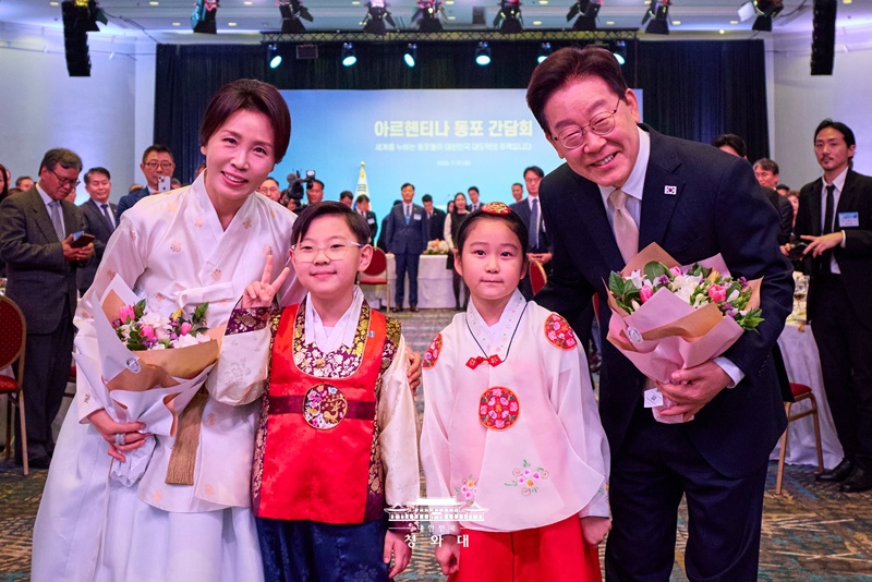 Ngày 1/8 (giờ địa phương), Tổng thống Lee Jae Myung và Phu nhân Kim Hye Kyung chụp ảnh lưu niệm cùng hai em bé tặng hoa tại buổi gặp gỡ cộng đồng người Hàn ở Buenos Aires, Argentina. Khi bước vào hội trường, Tổng thống Lee và Phu nhân đã chào hỏi và thân tình trò chuyện với các kiều bào tham dự.