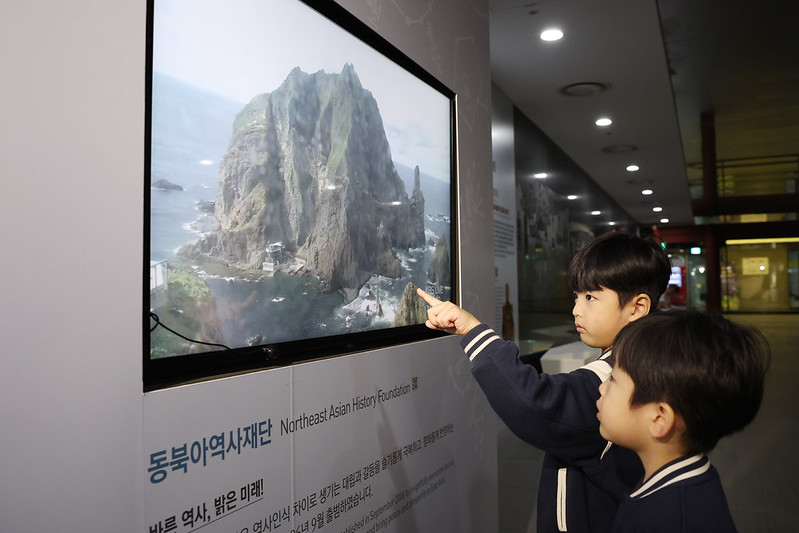  C&aacute;c em nhỏ xem đoạn video&nbsp;về đảo Dokdo tại Ph&ograve;ng trưng b&agrave;y Dokdo ở ga Gwanghwamun, quận Jungno, Seoul v&agrave;o ng&agrave;y 24/10 năm ngo&aacute;i, một ng&agrave;y trước Ng&agrave;y Dokdo. (Ảnh: Korea.net DB)