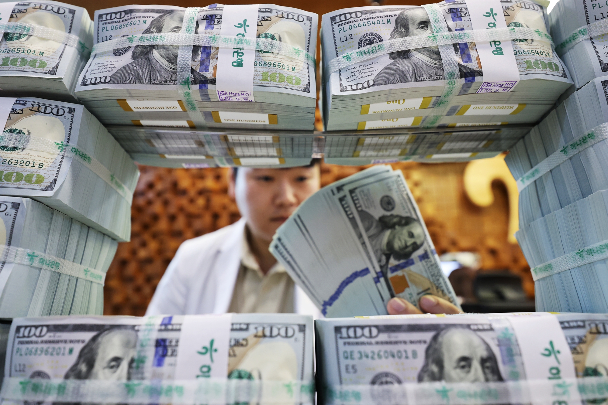 Ng&agrave;y 5/8, Ng&acirc;n h&agrave;ng Trung ương H&agrave;n Quốc c&ocirc;ng bố&nbsp;dự trữ ngoại hối của H&agrave;n Quốc trong th&aacute;ng 7 tăng&nbsp;li&ecirc;n tiếp trong v&ograve;ng hai th&aacute;ng, nhờ c&aacute;c yếu tố như ph&aacute;t h&agrave;nh mới tr&aacute;i phiếu Quỹ B&igrave;nh ổn Ngoại hối bằng ngoại tệ. Trong ảnh, nh&acirc;n vi&ecirc;n đang sắp xếp ngoại tệ tại Trung t&acirc;m Ph&ograve;ng chống Tiền giả của Ng&acirc;n h&agrave;ng Hana ở Jung-gu, Seoul, c&ugrave;ng ng&agrave;y. (Ảnh:&nbsp;Yonhap News)