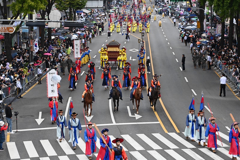 Hình ảnh Đoàn ngự giá đến lăng mộ của vua Jeongjo, chương trình tiêu biểu của Lễ hội Văn hóa Suwon Hwaseong. Ảnh: Lễ hội Văn hóa Suwon Hwaseong