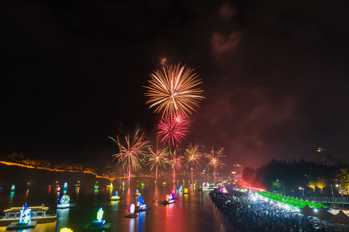 Lễ hội Đèn lồng Namgang Jinju năm 2024 được tổ chức tại khu vực sông Namgang và thành Jinju, thành phố Jinju, tỉnh Gyeongsangnam. (Ảnh: Lễ hội Đèn lồng Namgang Jinju)