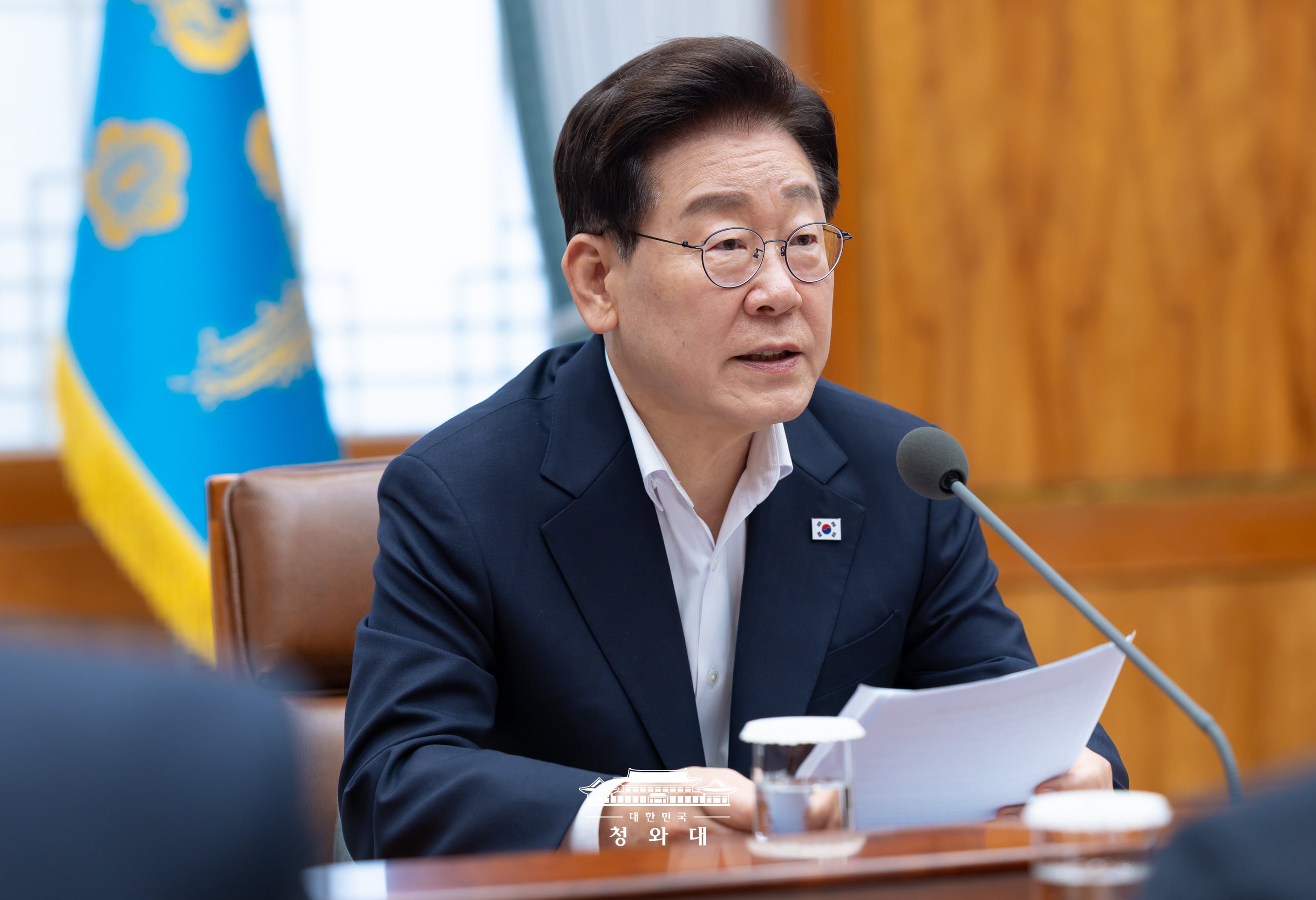 Tổng thống Lee Jae Myung ph&aacute;t biểu tại cuộc họp kiểm tra lần thứ hai hợp t&aacute;c&nbsp;c&ocirc;ng v&agrave; tư của&nbsp;c&aacute;c si&ecirc;u dự &aacute;n, diễn ra tại Nh&agrave; Xanh&nbsp;ng&agrave;y 10/8. (Ảnh: Nh&agrave; Xanh)