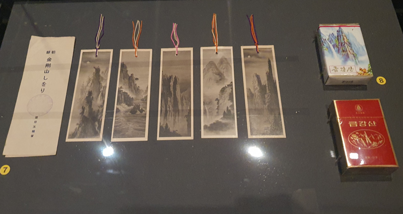 Bộ 5 thẻ đánh dấu trang sách Joseon Geumgangsan” được sản xuất làm quà lưu niệm cho du khách tham quan núi Geumgang trong thời kỳ Nhật Bản đô hộ bán đảo Triều Tiên. Hiện vật phản ánh hoạt động du lịch núi Geumgang thời cận đại. (Ảnh: Nguyễn Thị Thái Uyên)