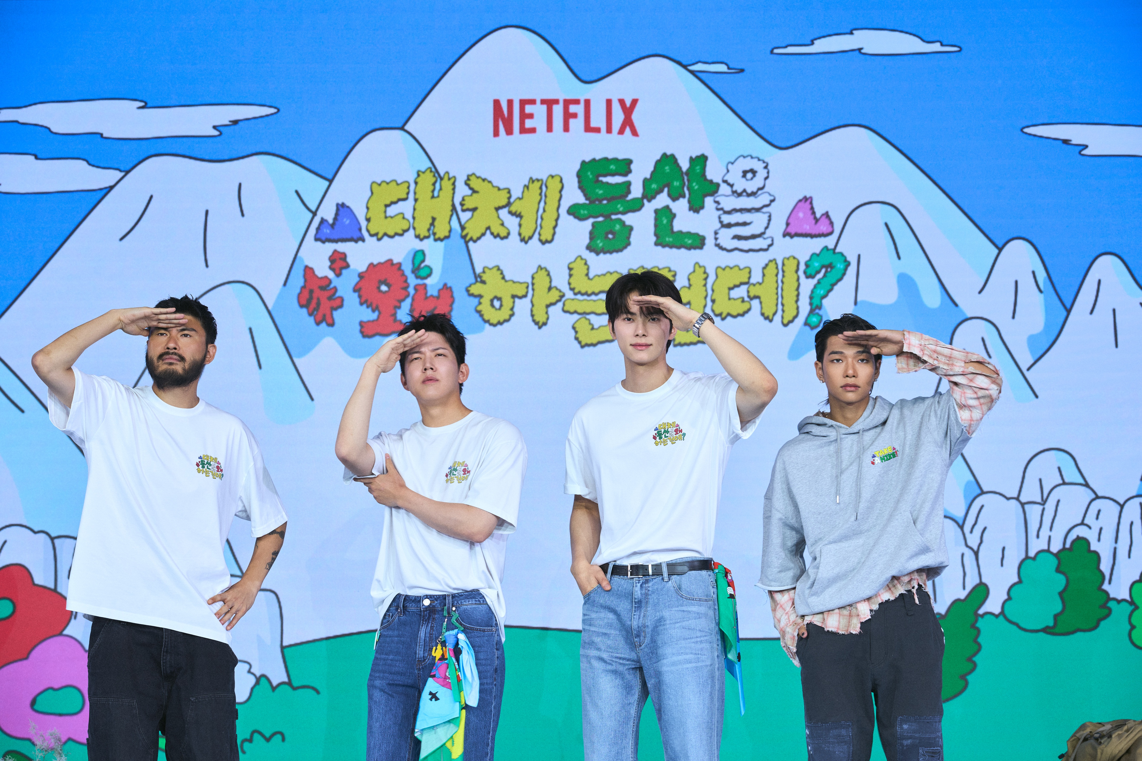 D&agrave;n cast của chương tr&igrave;nh &ldquo;Take a Hike! (Sao lại đi leo n&uacute;i?)&rdquo;&nbsp;tại buổi họp b&aacute;o ra mắt chương tr&igrave;nh được tổ chức ng&agrave;y 12/8 tại kh&aacute;ch sạn Hotel Naru Seoul &ndash; MGallery ở quận Mapo, Seoul. Từ tr&aacute;i sang: ca sĩ Car the garden, Dowoon (Day6), diễn vi&ecirc;n Lee Chae-min v&agrave; Tarzzan (AllDay&nbsp;Project). (Ảnh: Netflix)