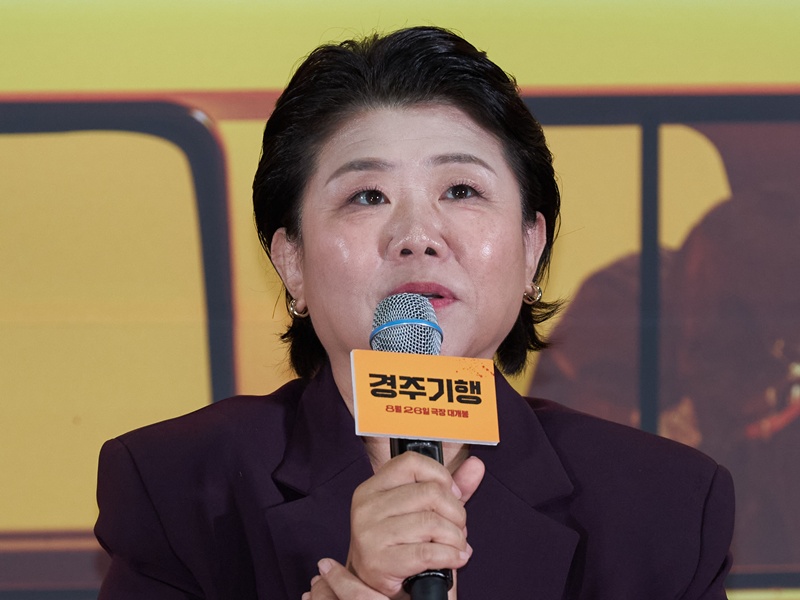 Diễn viên Lee Jung-eun trả lời câu hỏi của báo chí tại buổi họp báo giới thiệu bộ phim “Hành trình đến Gyeongju”, tổ chức ngày 13/8 tại Lotte Cinema World Tower, quận Songpa, Seoul.