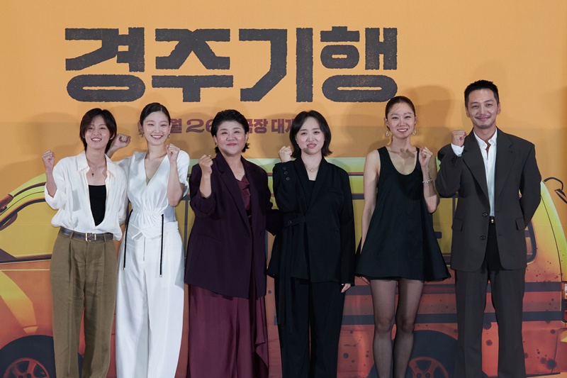 Từ trái sang, các diễn viên Lee Yeon, Park So-dam, Lee Jung-eun, đạo diễn Kim Mi-jo cùng các diễn viên Gong Hyo-jin và Byun Yo-han tạo dáng trước báo giới tại buổi họp báo giới thiệu phim “Hành trình đến Gyeongju”, tổ chức ngày 13/8 tại Lotte Cinema World Tower, quận Songpa, Seoul.