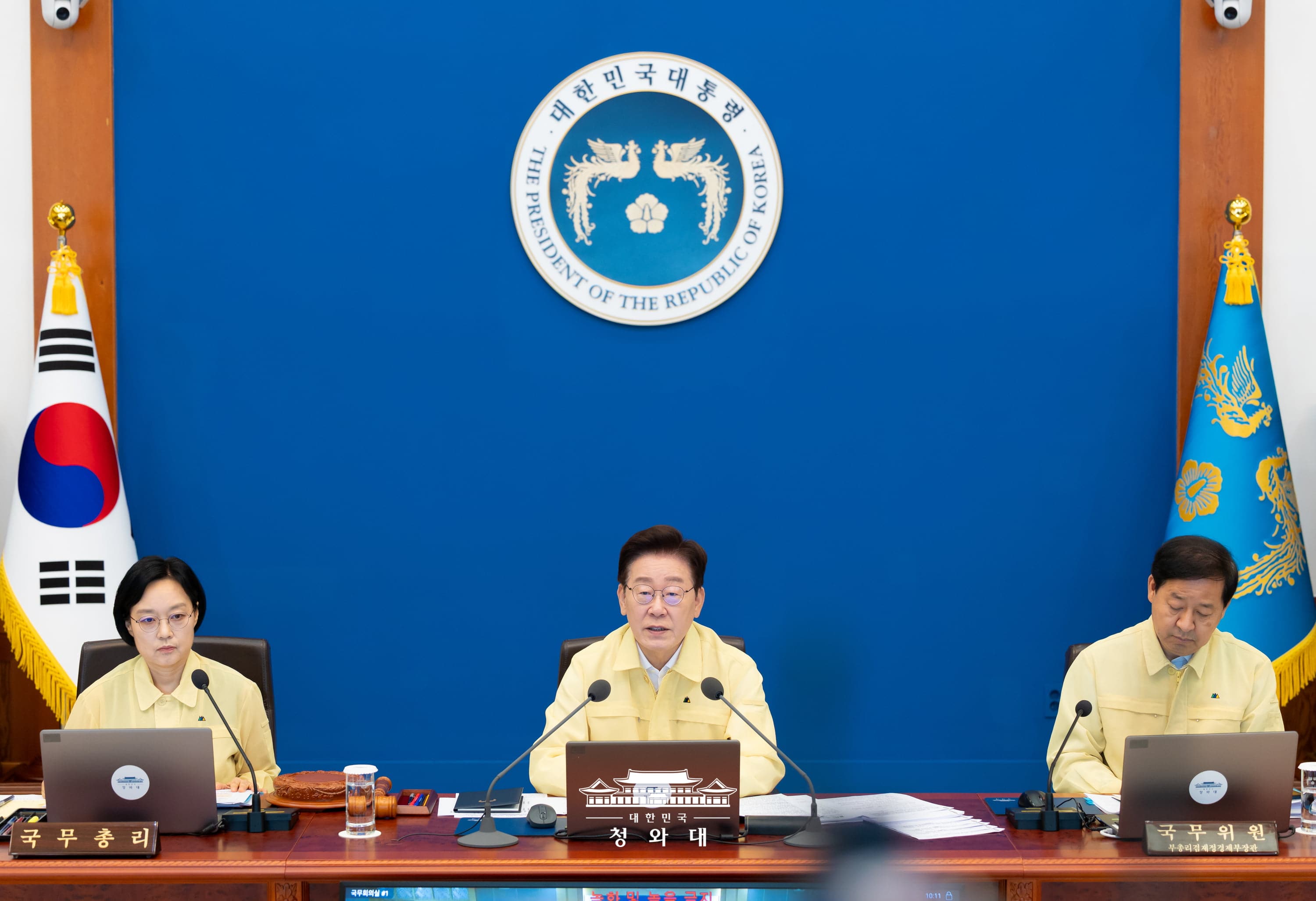 Tổng thống Lee Jae Myung (giữa) ph&aacute;t biểu tại phi&ecirc;n họp Nội c&aacute;c lần thứ 36 diễn ra tại Nh&agrave; Xanh ở quận Jongno, Seoul ng&agrave;y 18/8. (Ảnh: Nh&agrave; Xanh)