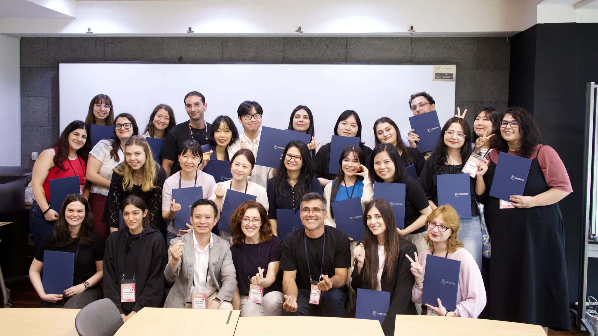 C&aacute;c th&agrave;nh vi&ecirc;n tiếng Việt, tiếng &Yacute; v&agrave; tiếng Thổ Nhĩ Kỳ tham gia &ldquo;Workshop Thực h&agrave;nh Bi&ecirc;n dịch d&agrave;nh cho c&aacute;c Ng&ocirc;n ngữ Đặc th&ugrave; 2026&rdquo; chụp ảnh lưu niệm tại lễ bế giảng diễn ra ng&agrave;y 30/7 tại Trung t&acirc;m TOZ Moim, quận Seocho, Seoul.