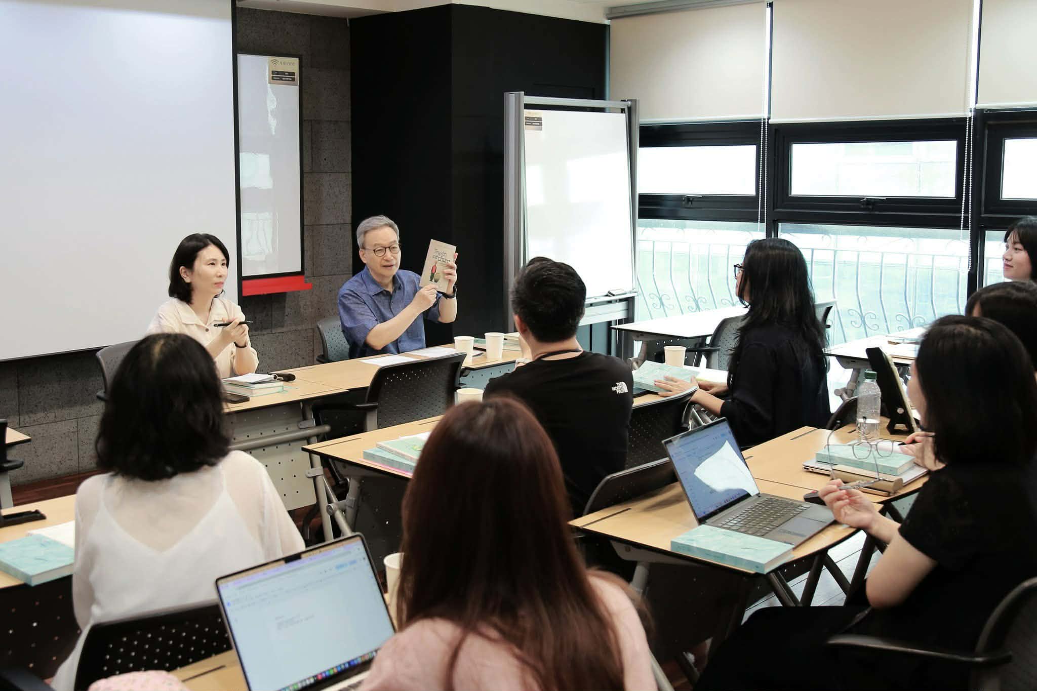 Nh&agrave; thơ Jeong Ho-Seung (thứ hai từ tr&aacute;i sang) trao đổi về t&aacute;c phẩm c&ugrave;ng c&aacute;c th&agrave;nh vi&ecirc;n của nh&oacute;m tiếng Việt tham gia chương tr&igrave;nh &ldquo;Gặp gỡ t&aacute;c giả&rdquo; , diễn ra ng&agrave;y 28/7 tại Trung t&acirc;m TOZ Moim, quận Seocho, Seoul.