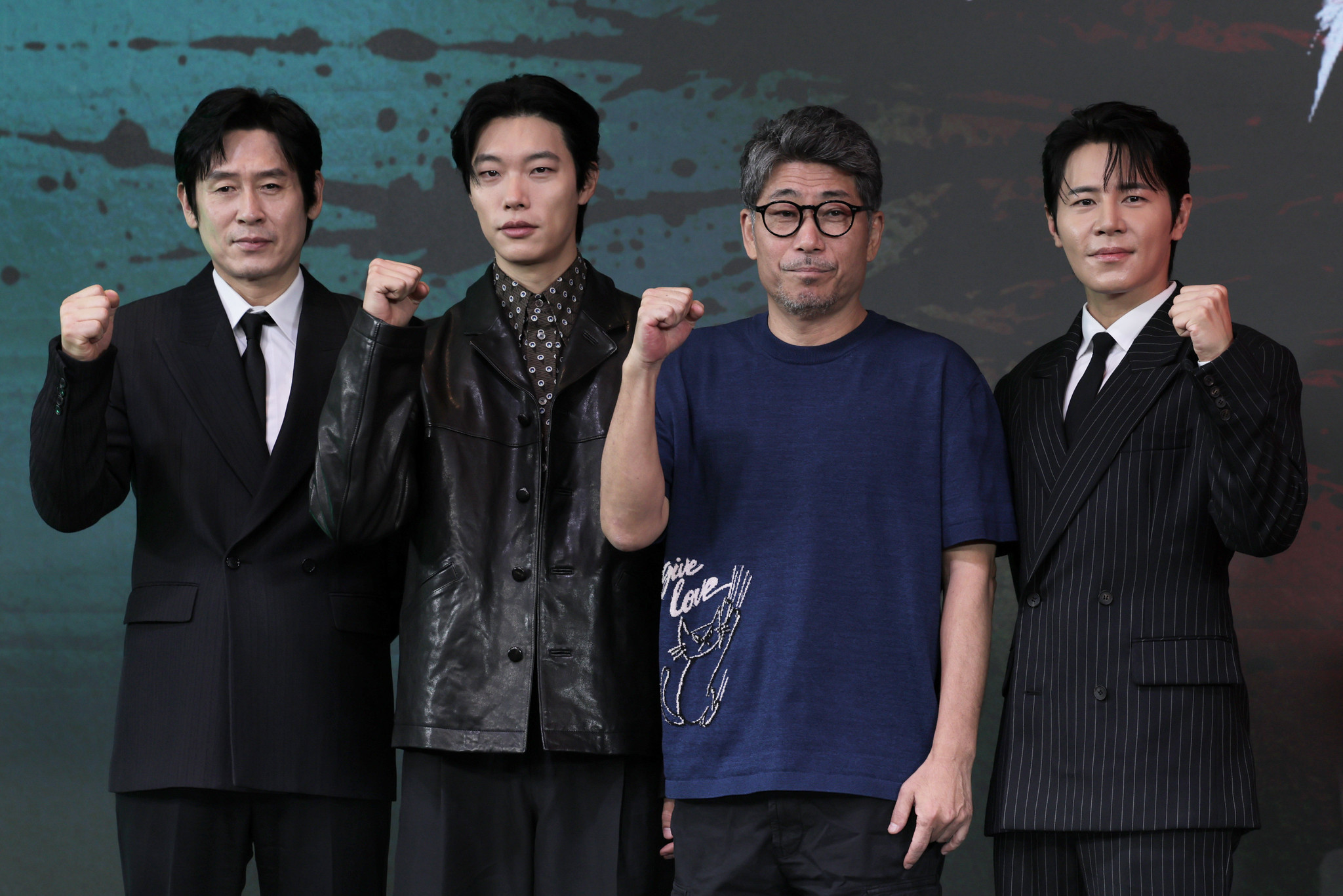 Ng&agrave;y 20/8, c&aacute;c diễn vi&ecirc;n Sul Kyung-gu (từ tr&aacute;i sang), Ryu Jun-yeol, đạo diễn Kim Hong-sun v&agrave; diễn vi&ecirc;n Lee Kyoo-hyung chụp ảnh lưu niệm tại buổi họp b&aacute;o ra mắt&nbsp;phim nhiều tập của&nbsp;Netflix &ldquo;Mousetrap&rdquo;, diễn ra tại kh&aacute;ch sạn Hotel Naru Seoul - MGallery, quận Mapo, Seoul. (Ảnh:&nbsp;Park Daejin / Korea.net)