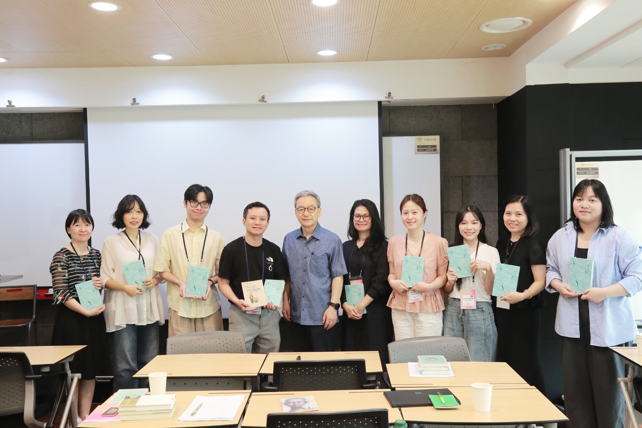 Gi&aacute;o sư Nguyễn Ngọc Quế (thứ tư từ tr&aacute;i sang), trưởng nh&oacute;m tiếng Việt của workshop năm nay, chụp ảnh lưu niệm c&ugrave;ng c&aacute;c th&agrave;nh vi&ecirc;n tham gia chương tr&igrave;nh &ldquo;Gặp gỡ t&aacute;c giả&rdquo; d&agrave;nh cho tiếng Việt&nbsp;v&agrave;o ng&agrave;y 28/7 tại Trung t&acirc;m TOZ Moim, quận Seocho, Seoul.