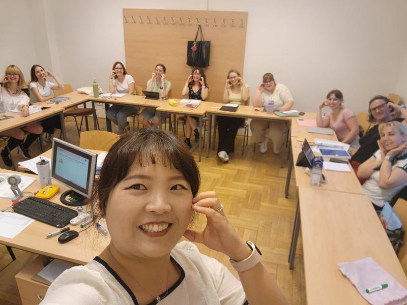 Trước lễ bế giảng kh&oacute;a tiếng H&agrave;n thực h&agrave;nh học kỳ II năm 2025 tại Viện Sejong Budapest, giảng vi&ecirc;n Park In-sun chụp ảnh tập thể c&ugrave;ng c&aacute;c học vi&ecirc;n trong lớp. (Ảnh: Giảng vi&ecirc;n Park In-sun)
