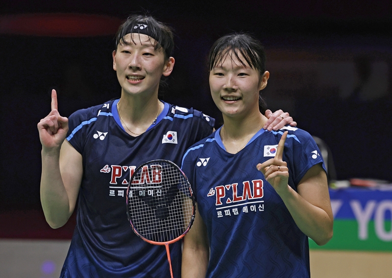 Baek Ha-na (phải) v&agrave; Lee So-hee ăn mừng sau khi gi&agrave;nh chức v&ocirc; địch nội dung đ&ocirc;i nữ tại Giải v&ocirc; địch thế giới BWF 2026 diễn ra ng&agrave;y 23/8 tại Nh&agrave; thi đấu Indira Gandhi ở New Delhi, Ấn Độ. (Ảnh: Yonhap News) 