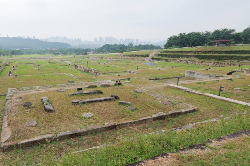 To&agrave;n cảnh Di t&iacute;ch Hoeamsa ở Yangju, tỉnh Gyeonggi. Khu vực di sản văn h&oacute;a của di t&iacute;ch c&oacute; diện t&iacute;ch 33.391 m&sup2;, trong khi khu vực bảo vệ di sản văn h&oacute;a, bao gồm c&aacute;c th&aacute;p x&aacute; lợi v&agrave; c&ocirc;ng tr&igrave;nh tưởng niệm c&aacute;c cao tăng, rộng tới 323.117 m&sup2;.