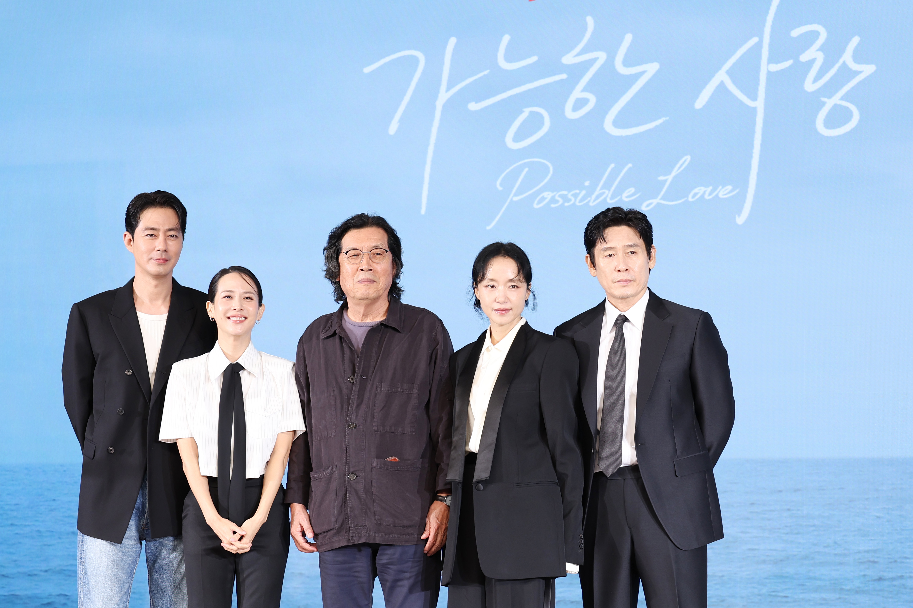 (Từ tr&aacute;i sang) C&aacute;c diễn vi&ecirc;n Zo In-sung, Cho Yeo-jeong, đạo diễn Lee Chang-dong, c&ugrave;ng c&aacute;c diễn vi&ecirc;n Jeon Do-yeon v&agrave; Sul Kyung-gu tạo d&aacute;ng tại buổi họp b&aacute;o ra mắt phim Netflix &ldquo;Possible Love&rdquo;, diễn ra ng&agrave;y 25/8 tại kh&aacute;ch sạn Hotel Naru Seoul &ndash; MGallery, quận Mapo, Seoul. (Ảnh:&nbsp;Park Daejin, Korea.net)